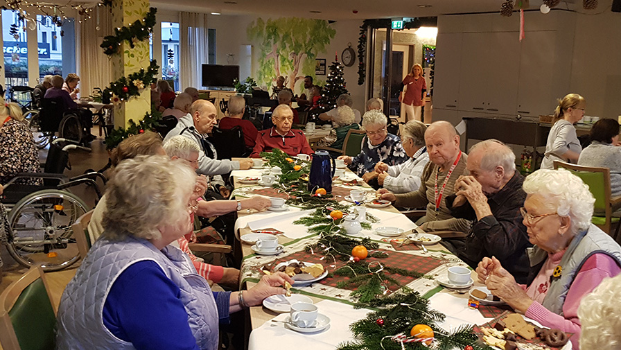Die Bewohner*innen und das Team der Seniorenresidenz Bölschestraße feierten das alljährliche Weihnachtsfest. 