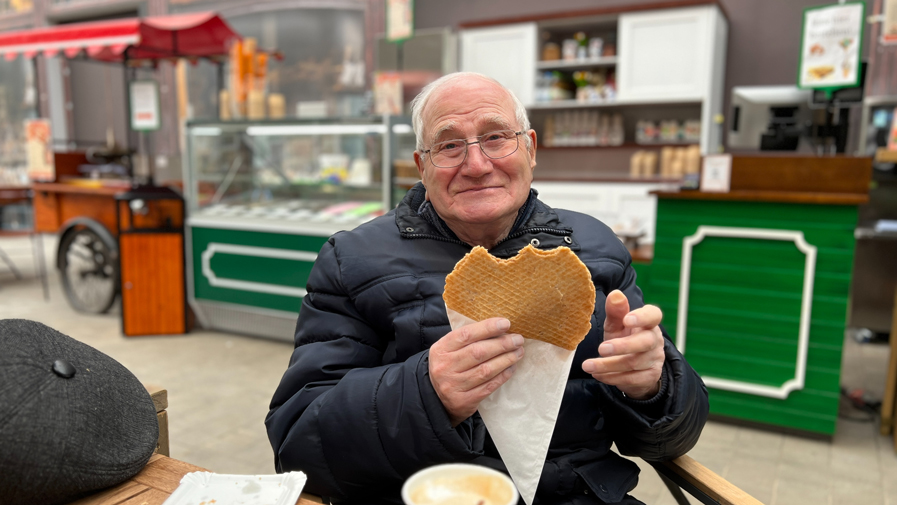 Mieter der ProCurand Friedrichshagen beim Waffelessen im Holland Park