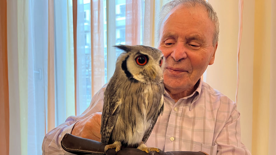 Falkner der Herzen zu Besuch in der Seniorenresidenz Bölschestraße