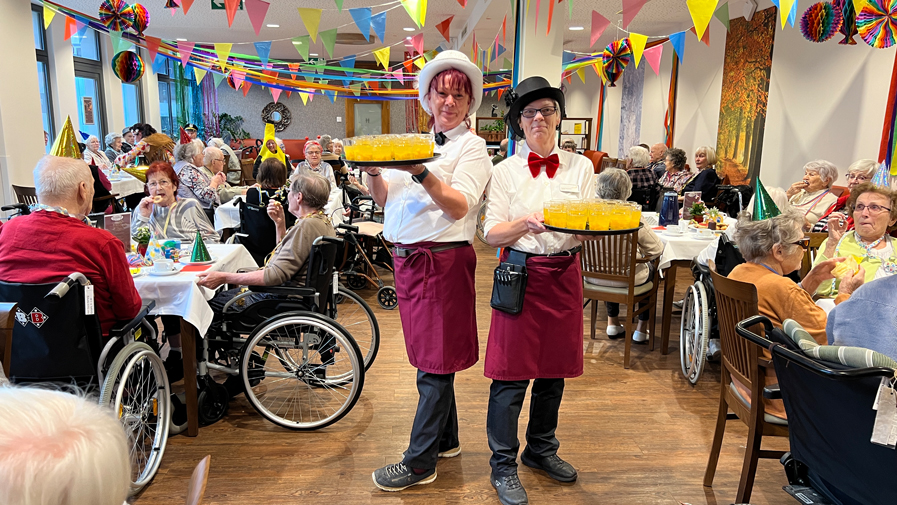 Das Küchenteam sorgte für einen kulinarischen Genuss bei Faschingsfeier der ProCurand Seniorenresidenz Bölschestraße .