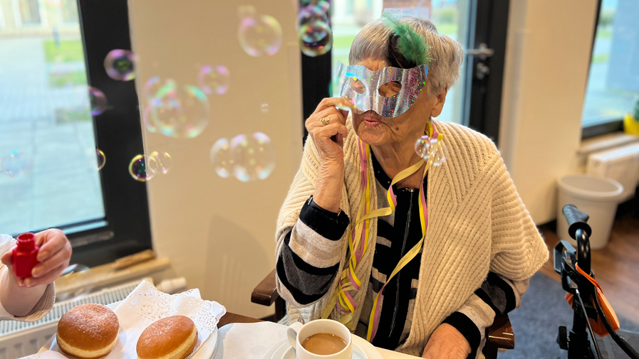 Feiernde Seniorin beim Fasching in der ProCurand Seniorenresidenz Bölschestraße