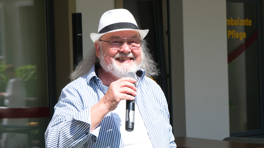 Entertainer Alf Weis beim Jubiläum in der Seniorenresidenz Bölschestraße