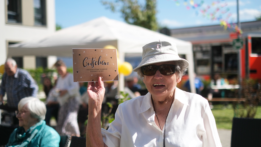 Gewinnerin des Hauptgewinnes der Tombola beim Jubiläum in der Seniorenresidenz Bölschestraße