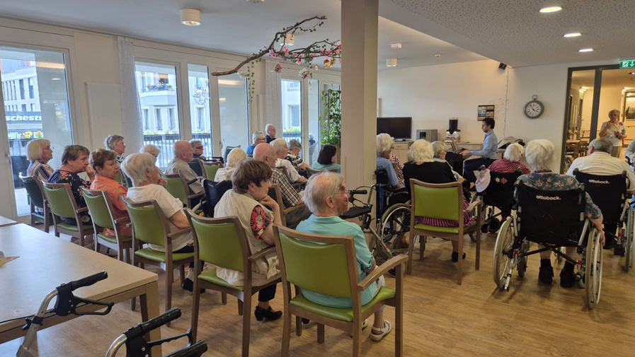 In der ProCurand Seniorenresidenz Bölschestraße lauschen die Senior*innen gespannt dem stimmungsvollen Pfingstkonzert von Pianist Soheil Nasseri.