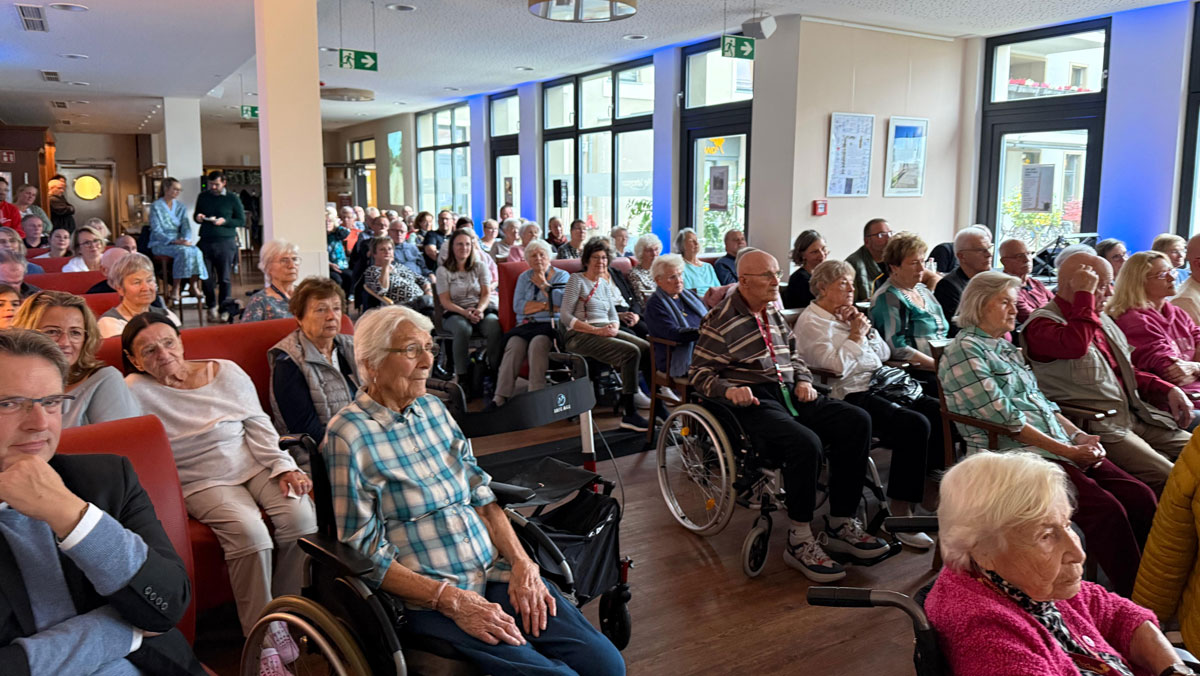 Zahlreiche Gäste verfolgen aufmerksam die Lesung im Restaurant Vier Jahreszeiten der ProCurand Seniorenresidenz Bölschestraße und genießen die besondere Atmosphäre der Veranstaltung.