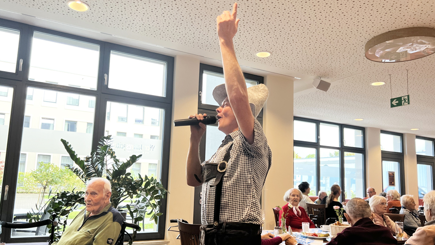 Auf dem Oktoberfest in der Seniorenresidenz Bölschestraße sorgt Musiker Thomas Glück für Feierlaune bei den Bewohner*innen