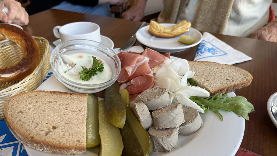 Leckere bayerische Brotzeit werden in der ProCurand Seniorenresidenz Bölschestraße serviert