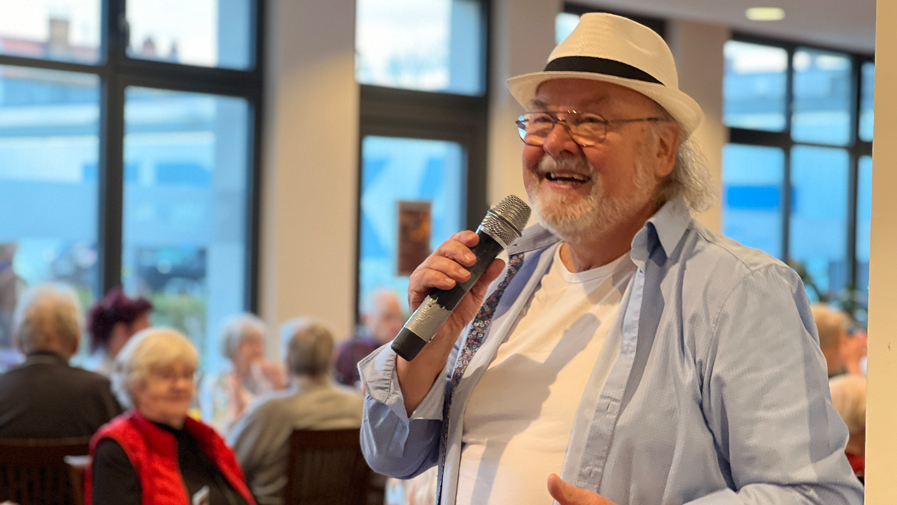 Auftritt von Entertainer Alf Weihs in der ProCurand Seniorenresidenz Bölschestraße 