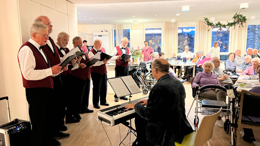 In der ProCurand Seniorenresidenz Bölschestraße sang das Köpenicker Männerchorensemble die schönsten Weihnachtslieder.
