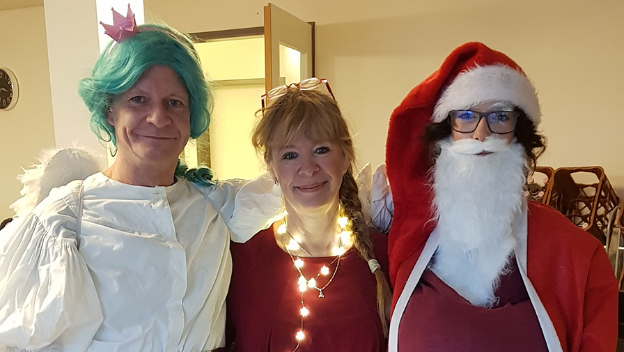 Weihnachtsmann und Gehilfen aus der Seniorenresidenz Bölschestrasse