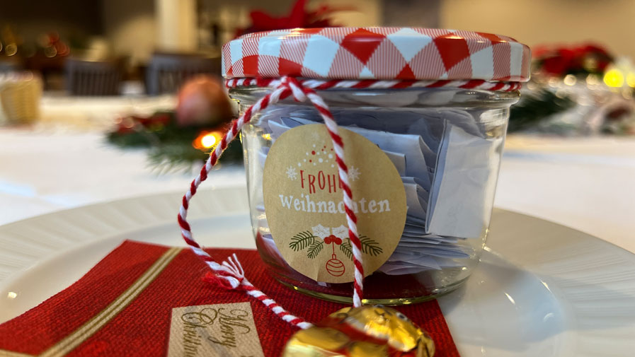 Bei der Weihnachtsfeier des Service-Wohnen in der ProCurand Seniorenresidenz Bölschestraße erhielten die Gäste kleine Geschenke. 