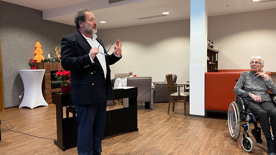 Pianist Andreas Wolter war Überraschungsgast bei der Weihnachtsfeier des Service-Wohnen in der ProCurand Seniorenresidenz Bölschestraße. 