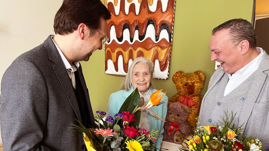 In der ProCurand Seniorenresidenz Bölschestraße gratulieren CDU-Politiker Maik Penn und Einrichtungsleiter Matthias Küßner der Seniorin Renate Wilfling zum Geburtstag.