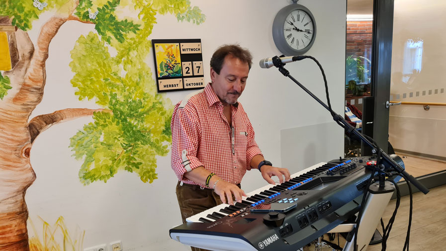 Musiker Kiry Janev tritt auf in der Friedrichshagener Seniorenresidenz Bölschestraße
