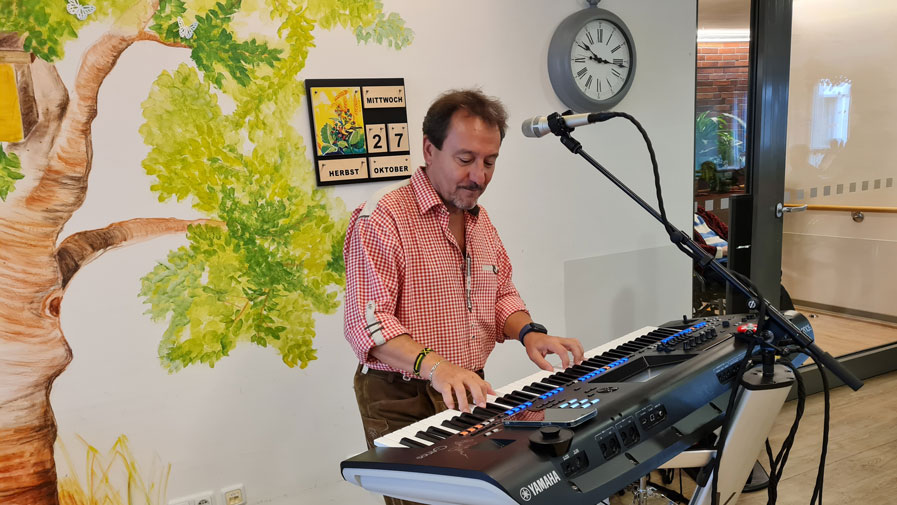 Musiker Kiry Janev tritt auf in der Friedrichshagener Seniorenresidenz Bölschestraße Musiker Kiry Janev tritt auf in der Friedrichshagener Seniorenresidenz Bölschestraße