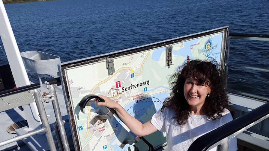 Einrichtungsleiterin Daniela Landsberg auf dem Fahrgastschiff Santa Barbara auf dem Senftenberger See