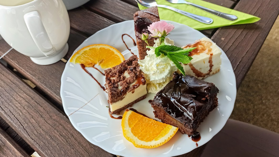 In der Orangerie lassen sich die Senior*innen der ProCurand Seniorenresidenz Cottbus leckere Kuchen schmecken.