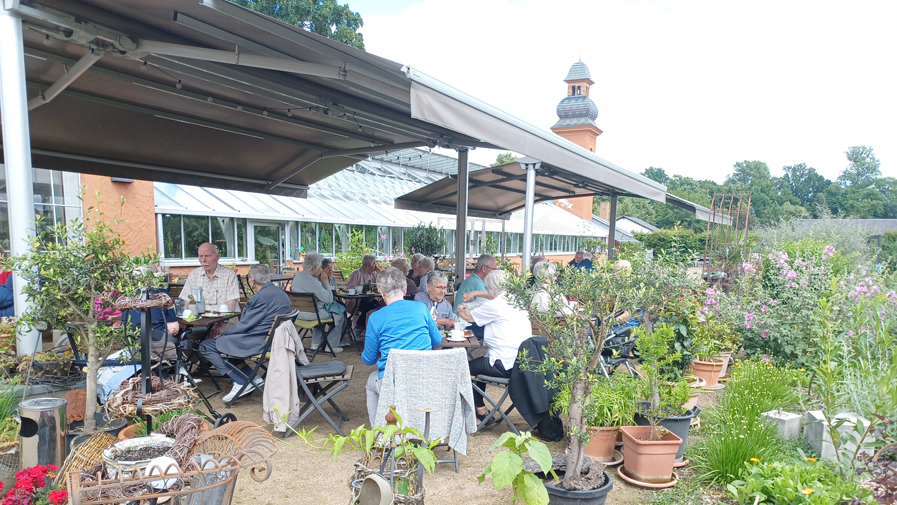 Die Senior*innen der ProCurand Seniorenresidenz Cottbus sind in der Orangerie in Altdöbern.