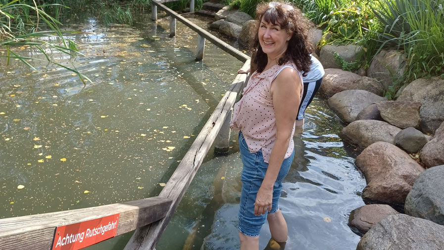 Wassertreten im Barfusspark beim Ausflug der ProCurand Seniorenresidenz Cottbus