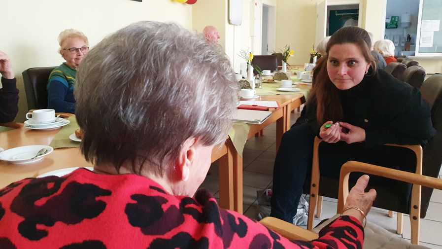 Eine Seniorin der ProCurand Seniorenresidenz Cottbus stellt SPD-Politikerin Maja Wallstein ihre Fragen bei der Bürgersprechstunde.