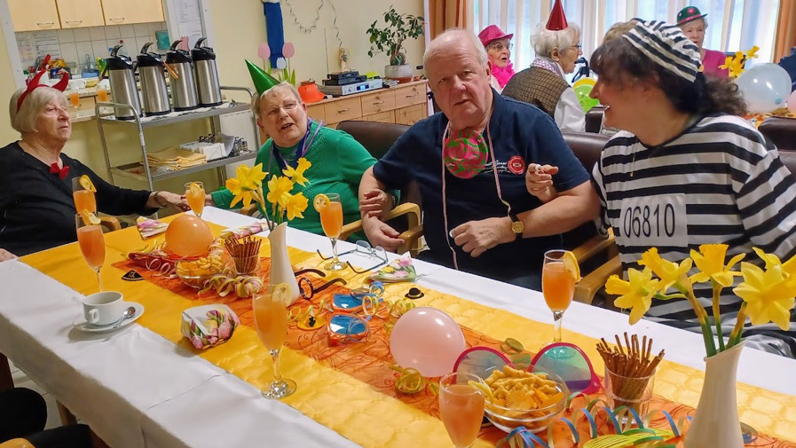 An der Faschingsparty der Seniorenresidenz Cottbus haben die Bewohner*innen viel Spaß.