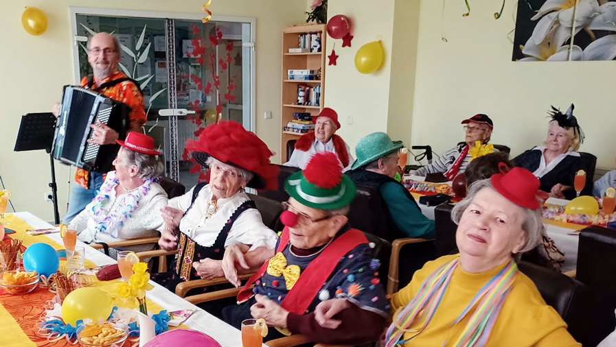 In der Seniorenresidenz Cottbus feiern die Bewohner*innen Fasching.