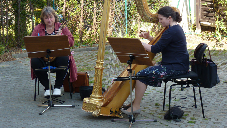 Musikerinnen des philharmonischen Orchesters Cottbus im Hof der Seniorenresidenz Cottbus