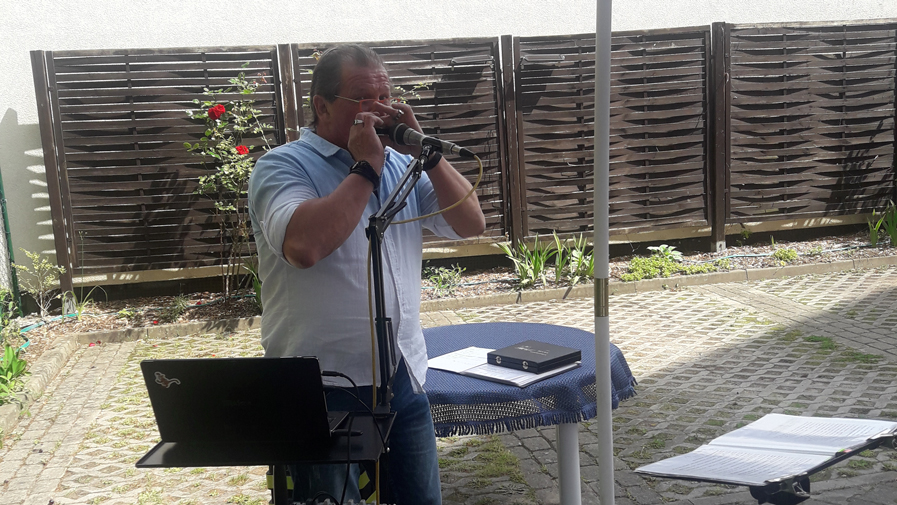 Musiker Pepe im Hof der Seniorenresidenz Cottbus