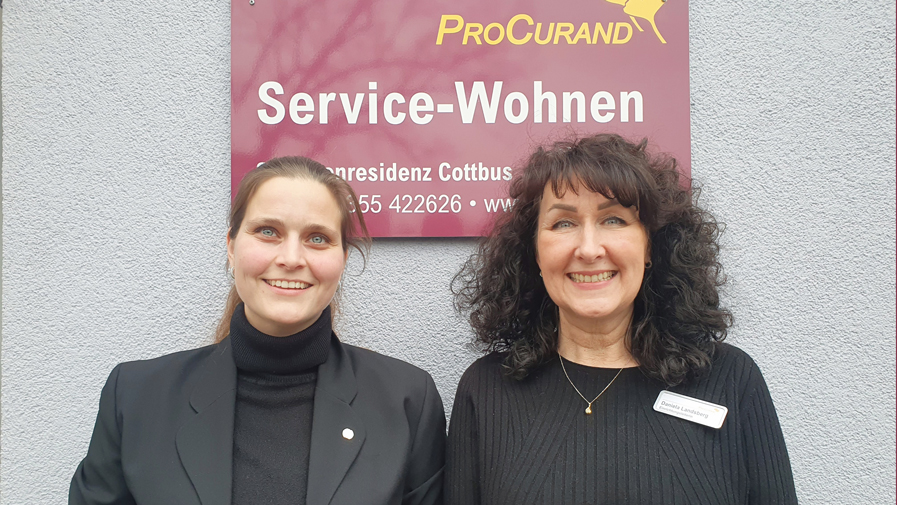 SPD-Politikerin Maja Wallstein und Daniela Landsberg, Einrichtungsleitung der ProCurand Seniorenresidenz Cottbus.