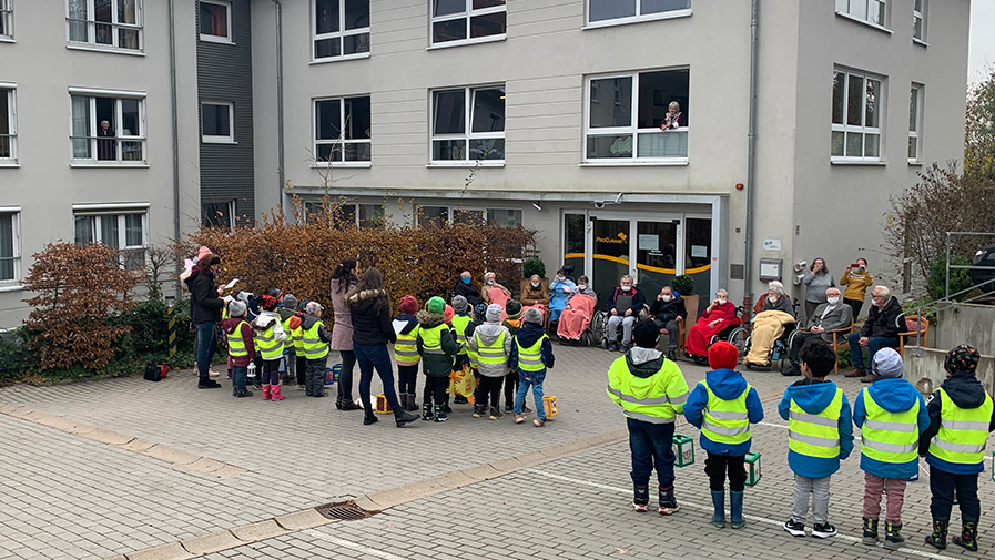 Der Chamer Kindergarten Arche Naoh zu Besuch beim ProCurand Pflegestift Pfarrer Lukas