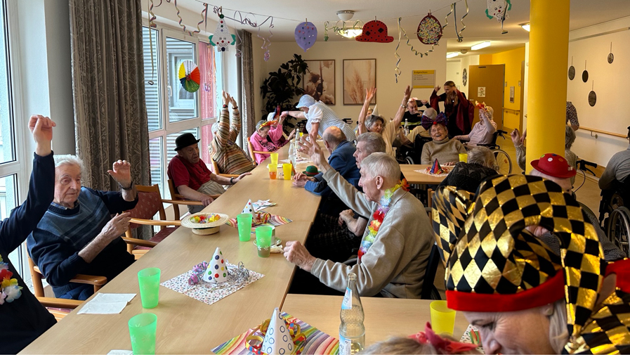 Am Rosenmontagsball feierten die Senior*innen des ProCurand Pflegestifts Pfarrer Lukas ausgiebig.