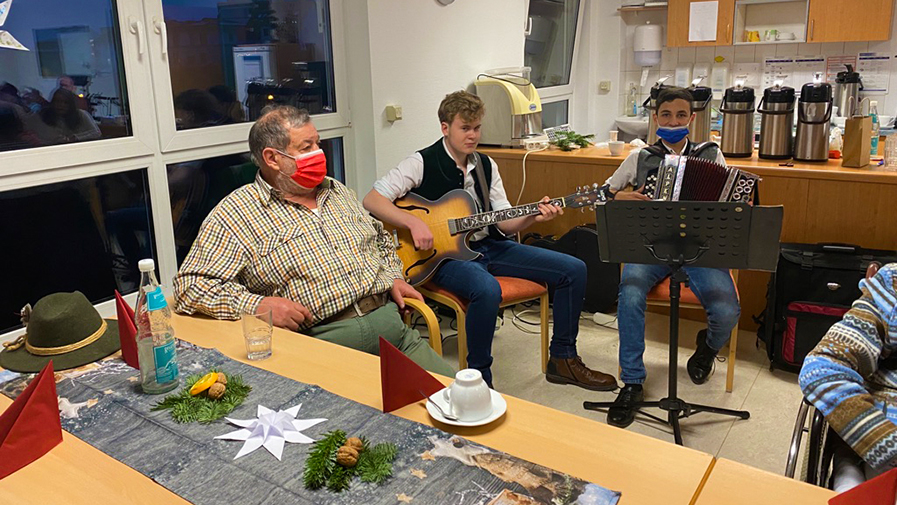 Die jungen Musiker Lohberger Buam sorgten für gute Stimmung bei den Senior*innen des Pflegestift Pfarrer Lukas.