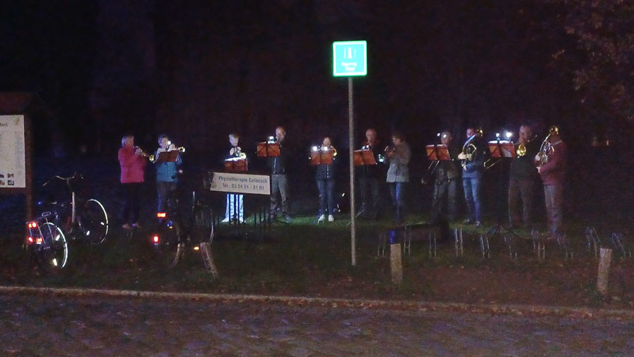 St.Martinsumzug vor der ProCurand Seniorenresidenz Am Schlosspark in Dahme/Mark