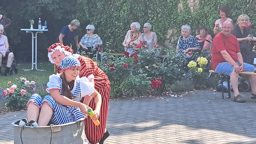 Goßmarer Miezen mit Waschzuber auf dem Sommerfest in der Seniorenresidenz Am Schlosspark in Dahme/Mark