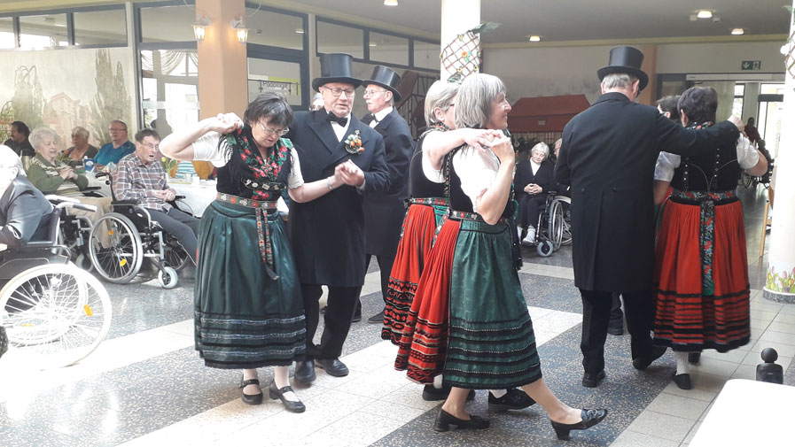Fläminger Trachtenverein tanzte auf dem Tulpenfest für die Bewohner*innen der ProCurand Seniorenresidenz Am Schlosspark