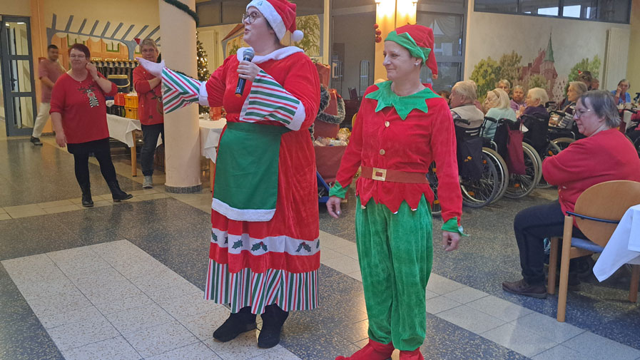 Bescherung mit der Frau vom Weihnachtsmann auf der Weihnachtsfeier der ProCurand Dahme/Mark