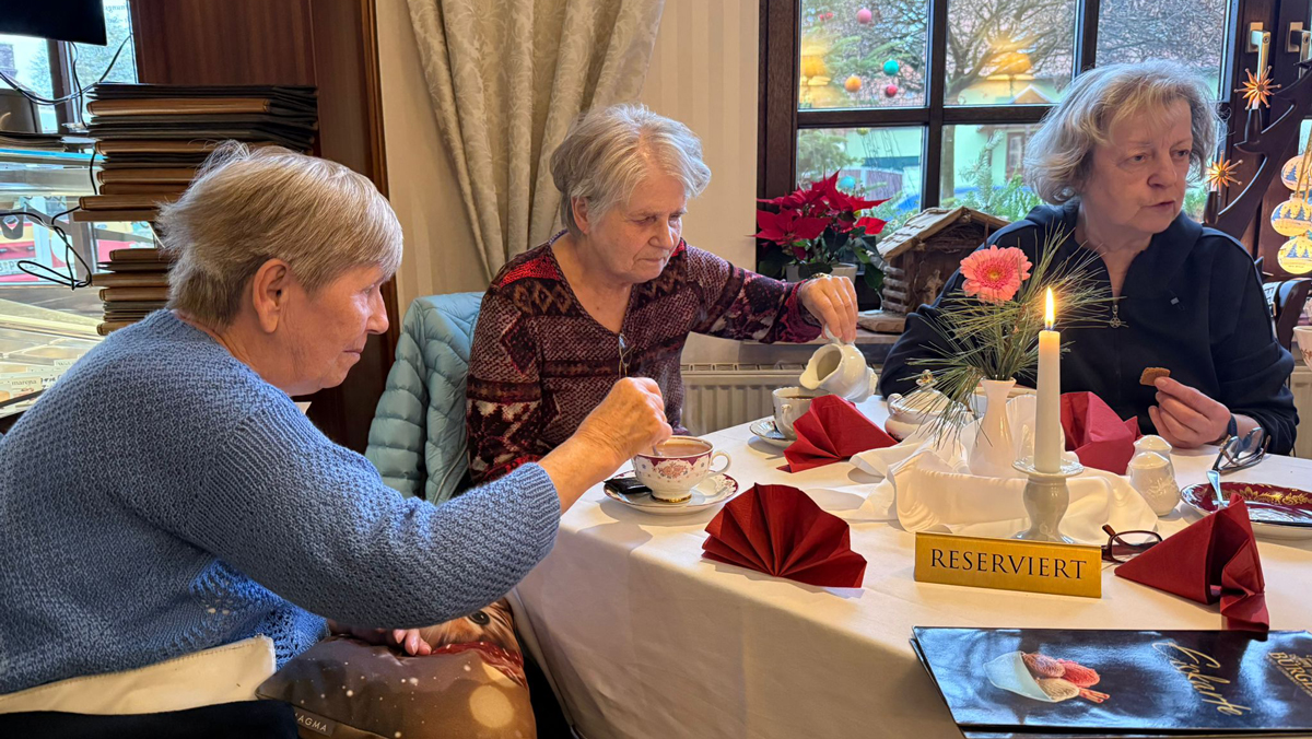 Bewohnerinnen der ProCurand Seniorenresidenz Am Görnsee genießen Kaffee, Eis und Kuchen bei Bürgers Eiscafé in Golzow.