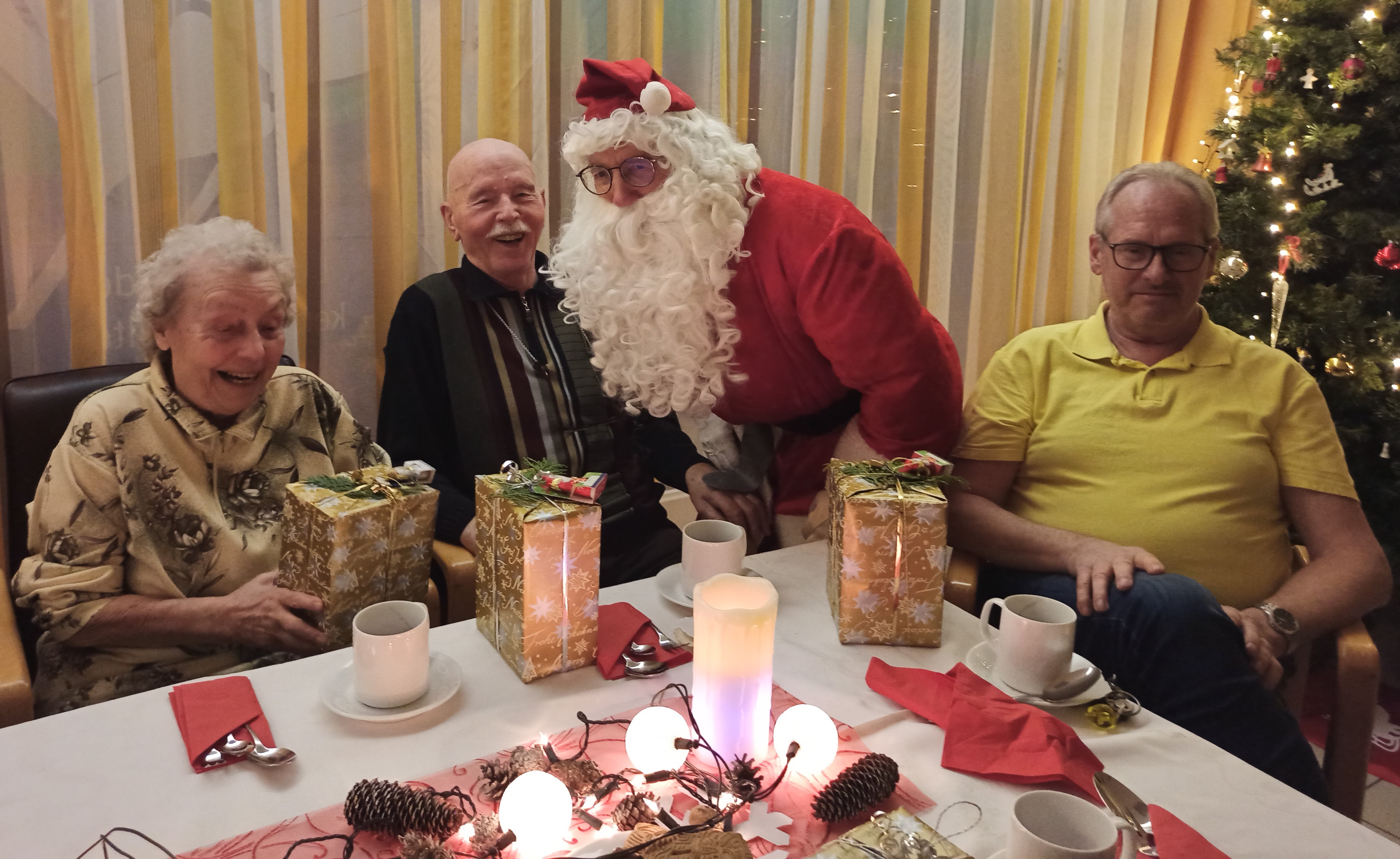 Der Weihnachtsmann kam zur Bescherung in die ProCurand Seniorenresidenz Cottbus.