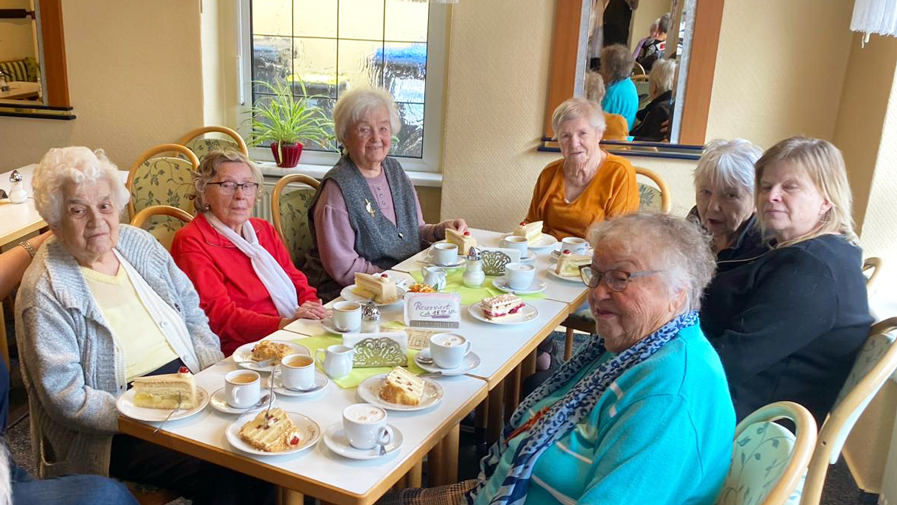 Nach dem Klosterbesuch ließen sich die Bewohner*innen der ProCurand Seniorenresidenz Am Görnsee Kaffee und Kuchen schmecken.