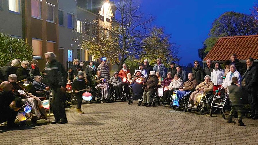 Die ProCurand Seniorenresidenz Am Görnsee veranstaltet einen Lampion-Umzug mit ihren Bewohner*innen