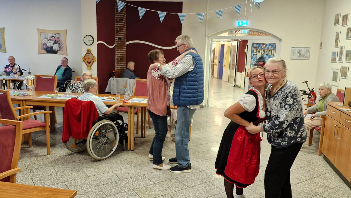 Bewohner*innen feiern Oktoberfest in der Seniorenresidenz Am Görnsee in Grebs