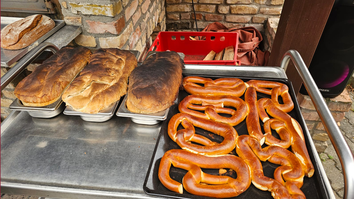 Frisch gebacken und herrlich duftend: Die vielfältige Brotauswahl beim traditionellen Backofenfest in der ProCurand Seniorenresidenz Am Görnsee.