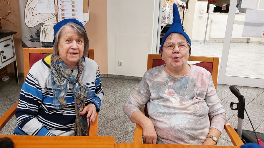 Zwei Seniorinnen der ProCurand Seniorenresidenz Am Görnsee in verkleiden sich als Zwerge für die Faschingsfeier.