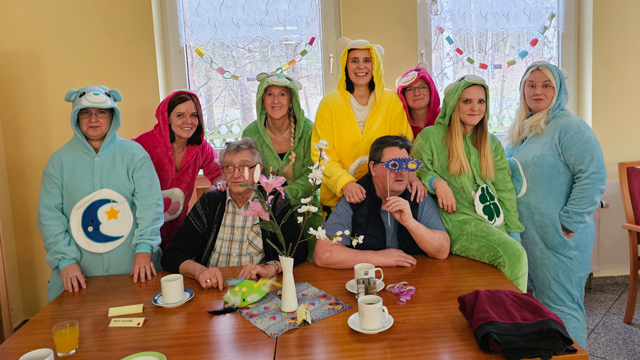 Zu Fasching verkleidete sich das Team der ProCurand Seniorenresidenz Am Görnsee als Glücksbärchis.