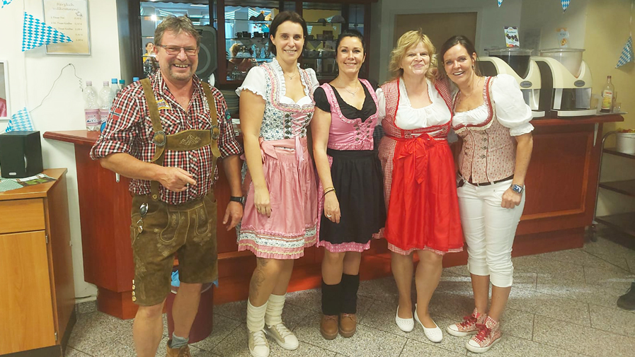 Das Team der ProCurand Seniorenresidenz am Görnsee in bayerischer Tracht.