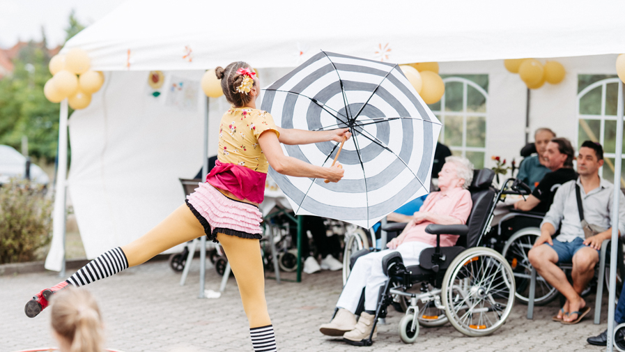 Hulla Hoop Show auf dem Sommerfest der ProCurand Seniorenresidenz 