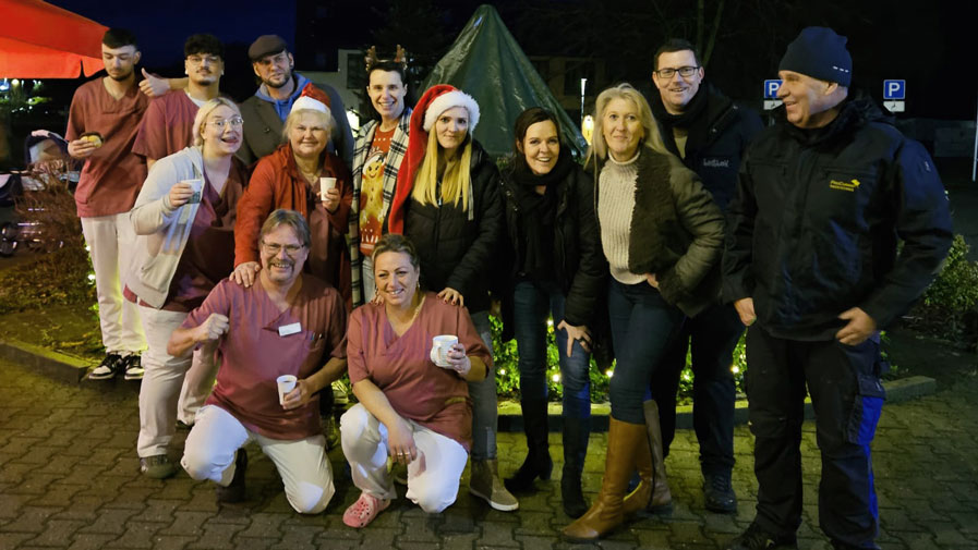 Team der ProCurand Grebs auf dem ersten Weihnachtsmarkt auf dem Gelände der Einrichtung