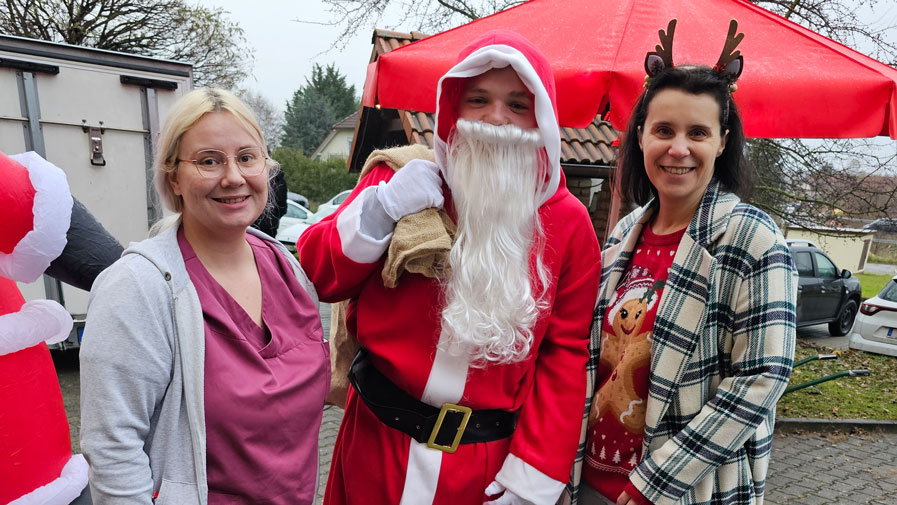 Team der ProCurand Grebs auf dem ersten Weihnachtsmarkt auf dem Gelände der Einrichtung