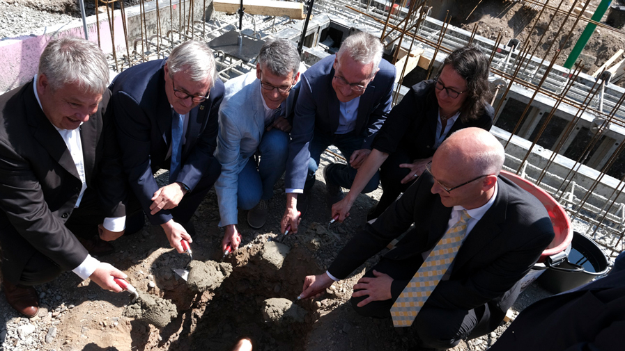 Im Fundament des Neubaus Residenz Am Hallorenring wurde eine Zeitkapsel versenkt