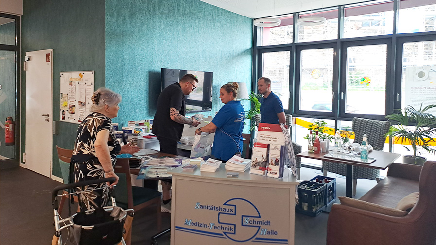 Das Team vom Sanitätshaus Schmidt / Medizin-Technik Halle präsentiert den Mieter*innen der ProCurand Residenz Am Hallorenring verschiedene Rollatoren und Gehhilfen zum Ausprobieren.